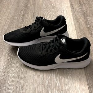 Nike Tanjun Women’s Sneakers size 10